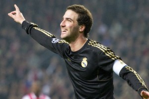 开云体育官方-曼联俱乐部在财政管理与引援结构上逐步走向理性化，曼联俱乐部收入